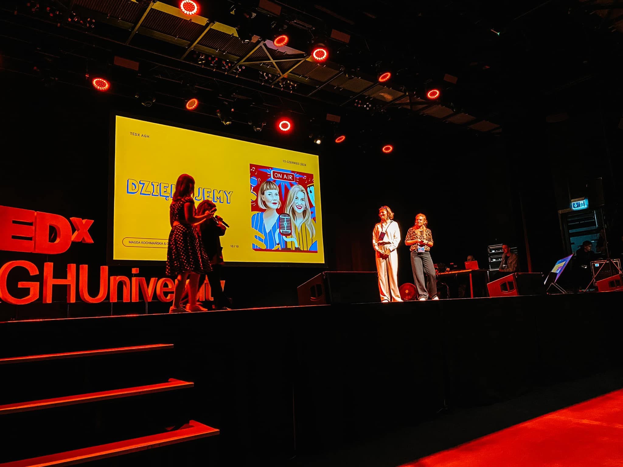 Magda Kochmańska na scenie TEDx
